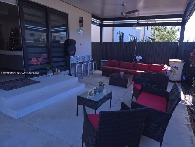 Building Photo - 249 NW 12th Ct