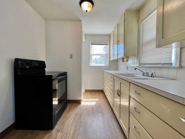 Building Photo - 2 Bed 1 Bath Available Now!