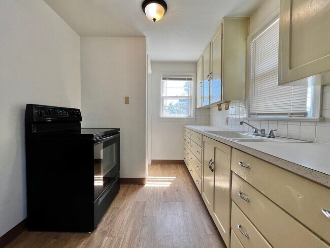 Building Photo - Close to campus, lease through June 30, 2027
