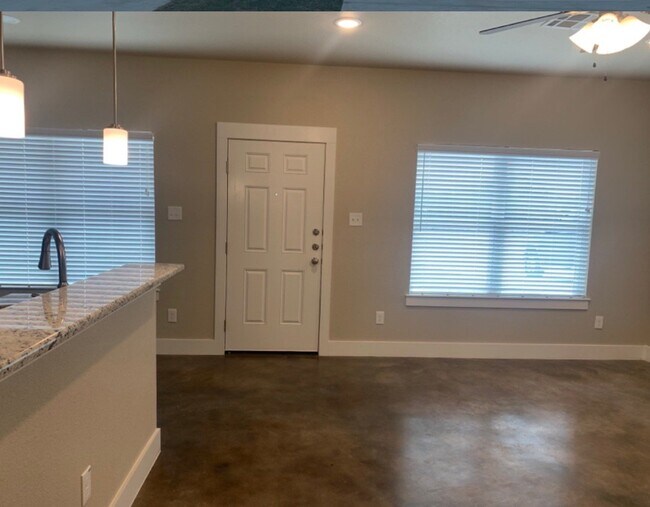 Building Photo - 3224 Belmont Dr