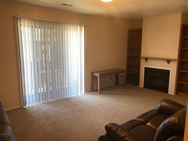 Living Room With Balcony - 72 880 N