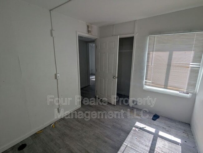 Building Photo - 102 E Hatcher Rd