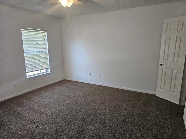 Building Photo - 3901 Spring Garden Dr