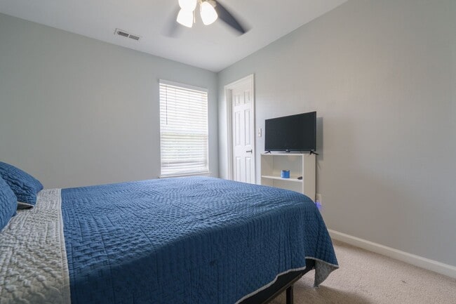 Building Photo - MOVE IN READY 3 Bedroom in the Heart of No...