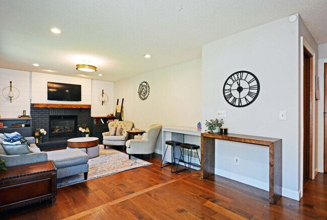 Building Photo - Beautiful 4-Bedroom Home in Vadnais Height...