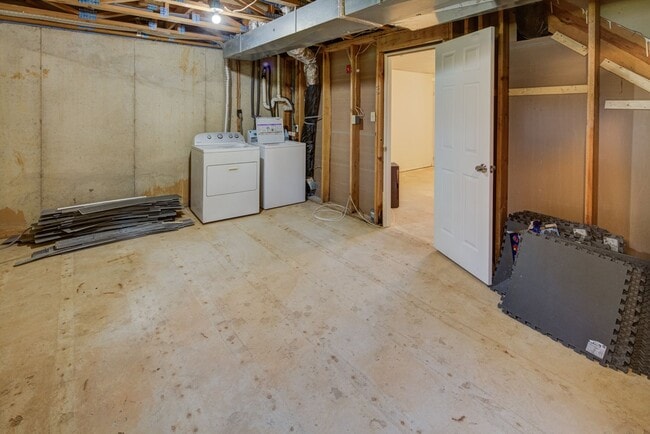 Building Photo - End Unit in New Castle -Showing Sunday 8/1...