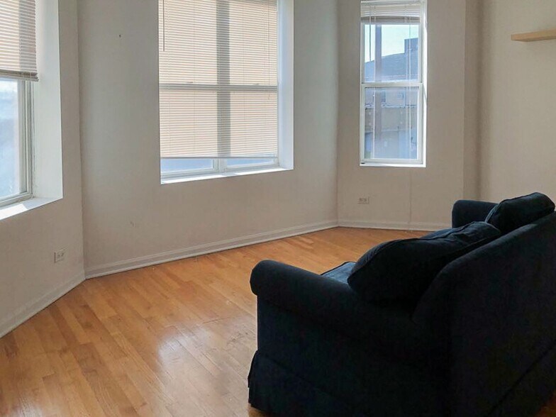Building Photo - 1022 N Damen Ave
