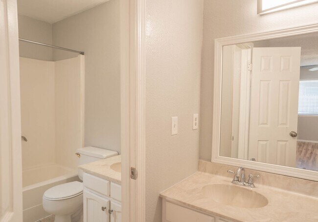 Building Photo - Stunning remodeled 2 Bedroom home in great area!