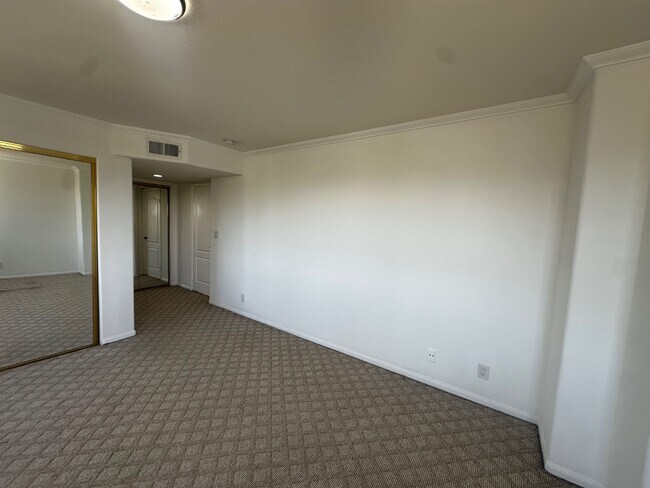 Building Photo - 4003 Sunset Dr