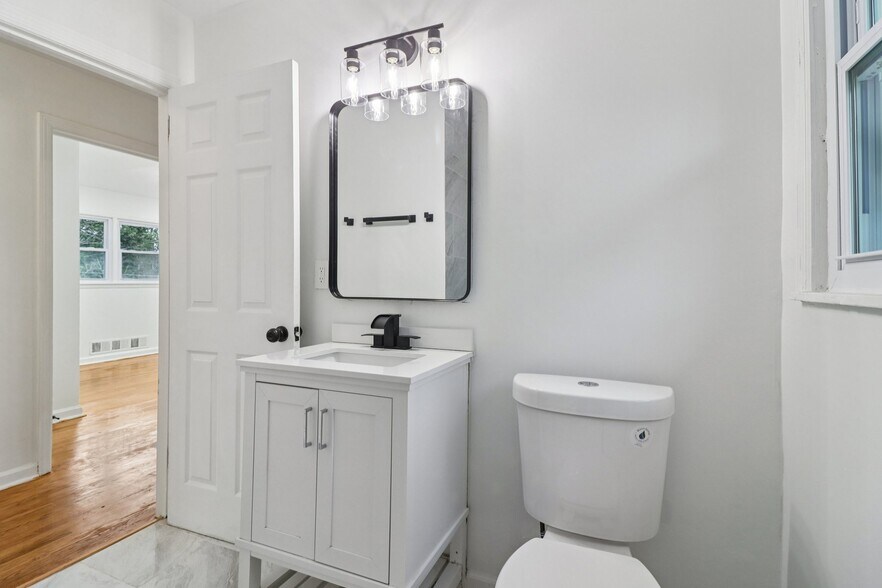 Building Photo - 3159 Bobolink Dr