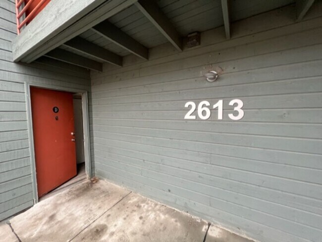 Building Photo - Convenient Downtown Location!