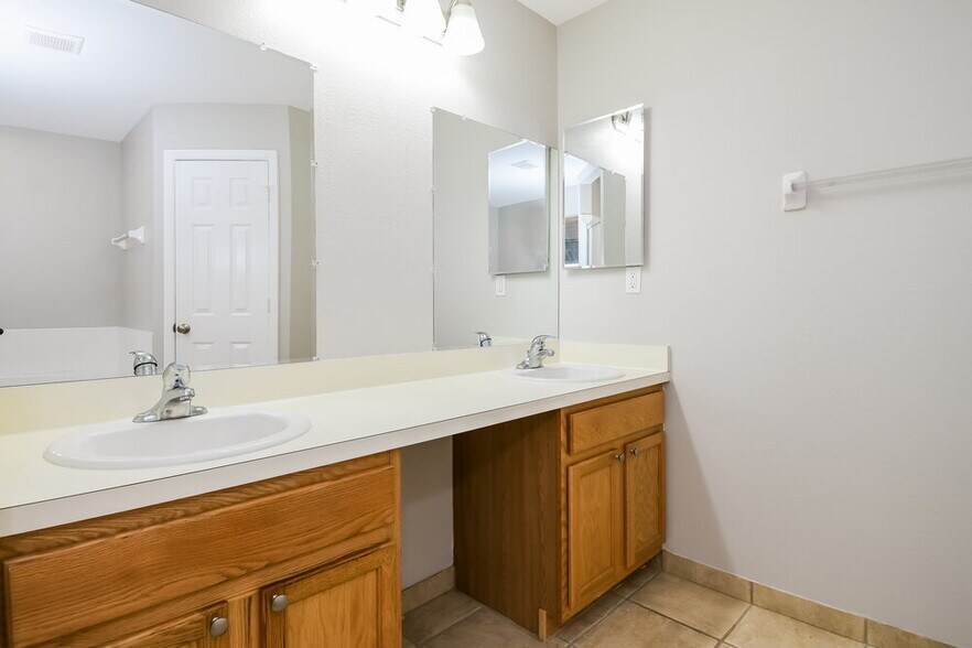 Building Photo - 653 Cotulla Dr