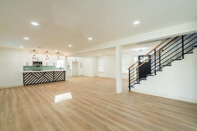 Building Photo - 1402 Bayou Shore Dr