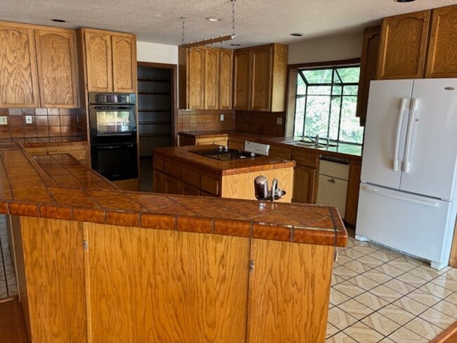 Building Photo - Value with lake view