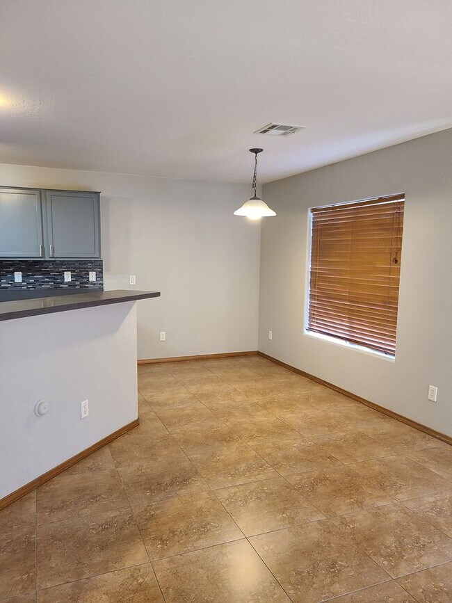 Building Photo - 5 Bedroom, 3 Bath Home in Secluded Neighbo...
