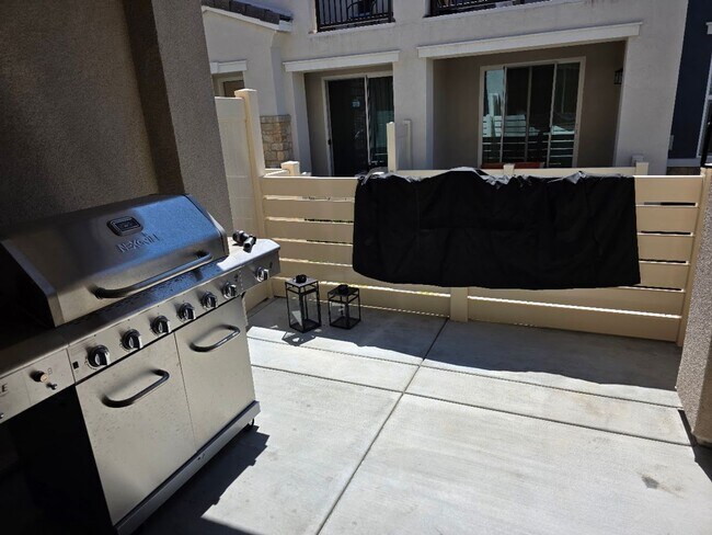 Building Photo - Gorgeous new townhome in West Murrieta wit...