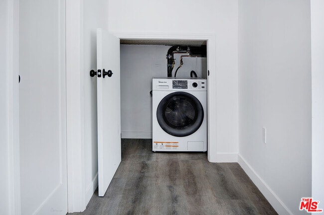 Building Photo - 1610 S Beverly Glen Blvd