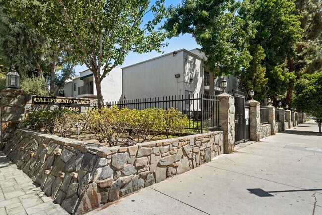 Building Photo - Top-Floor 1-Bedroom Condo with Vaulted Cei...