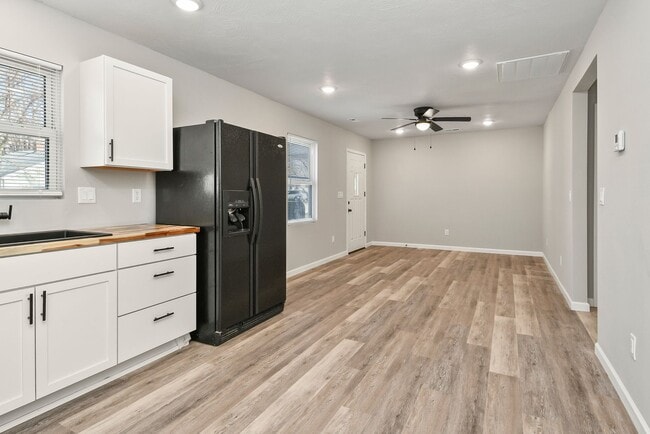 Building Photo - Springfield 4 Bed Rental | Fully Remodeled | Corner Lot