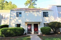 Building Photo - 2 Bedroom Townhome in Cotswold!