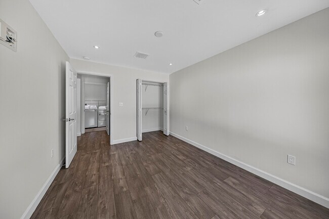 Building Photo - 410 NE 34th St