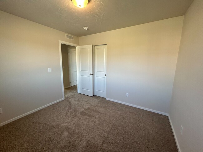 Building Photo - 294 E Viceroy Ave