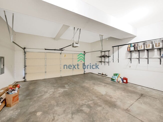 Building Photo - 5 Bed and 3.5 Bath Single-family Home is A...
