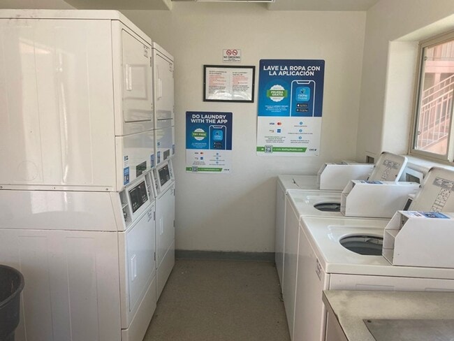 Building Photo - Downstairs One Bedroom Apartment