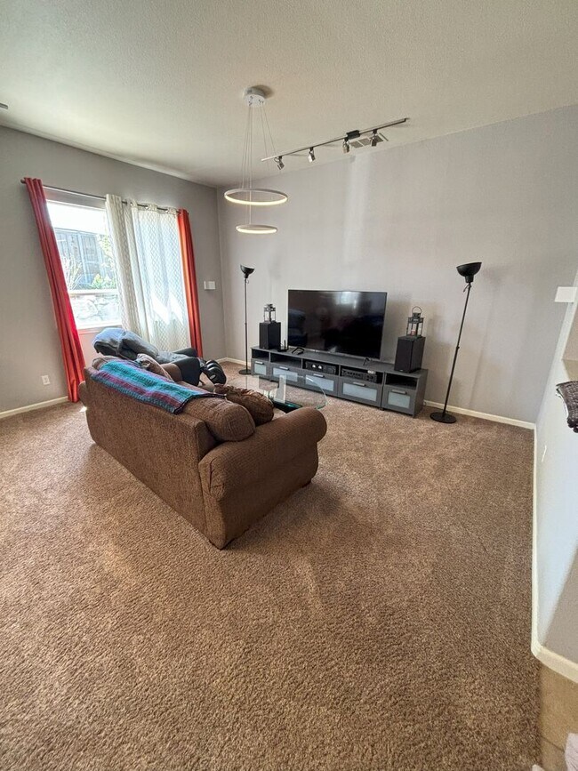 Building Photo - Sprawling Home Near UNR - One Level Living with 4 Beds - 3 Baths - 3 Car Garage