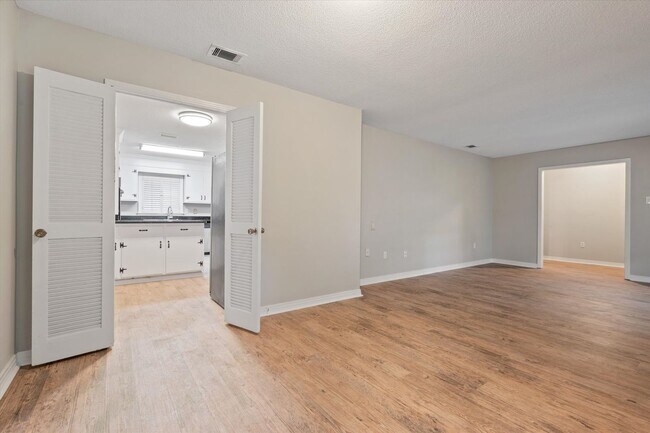 Building Photo - GREAT LOCATION AND MOVE IN READY