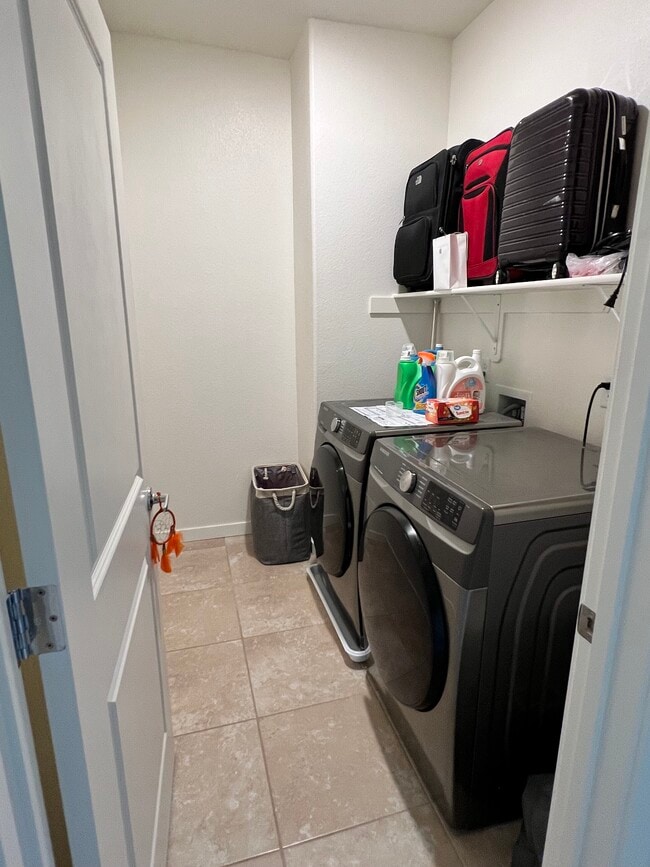 Laundry - 4711 Falcon Rock Ln