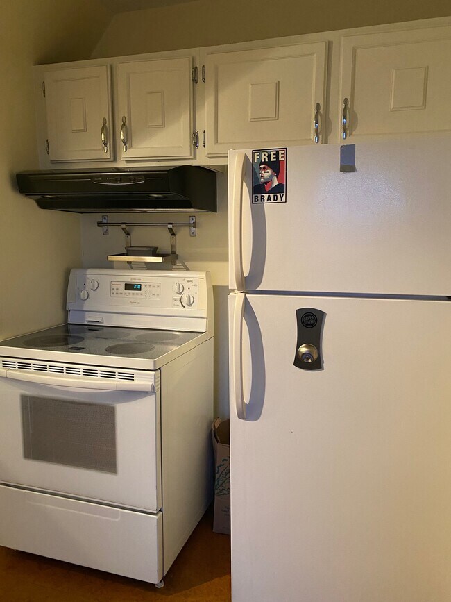 Stove and Fridge - 273 Bowen St