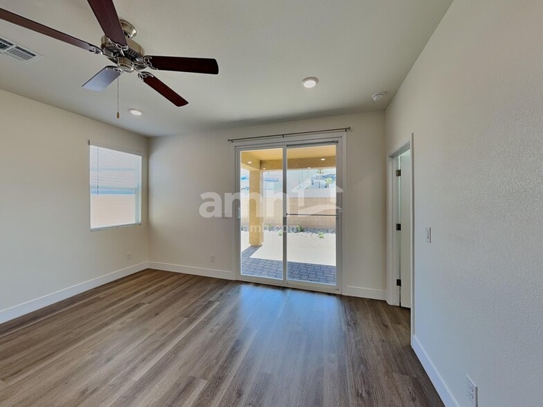 Building Photo - 870 English Primrose St