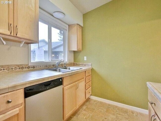Building Photo - Light & Bright 2 Bed 1 Bath Condo!
