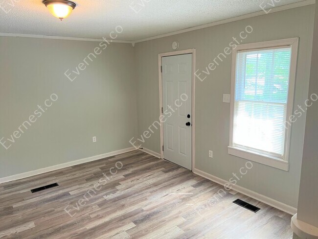 Building Photo - 3 Bed, 2 Bath Home with Carport / Pet-Friendly / Vouchers Accepted / Coming Soon!
