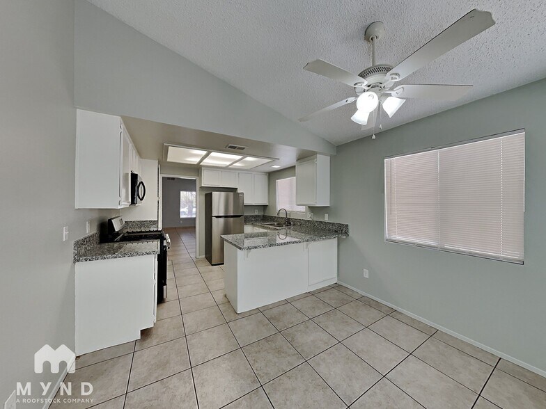 Building Photo - 1328 Sun Point Dr