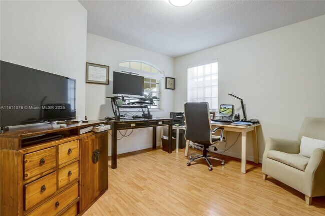 Building Photo - 4322 Fox Ridge Dr