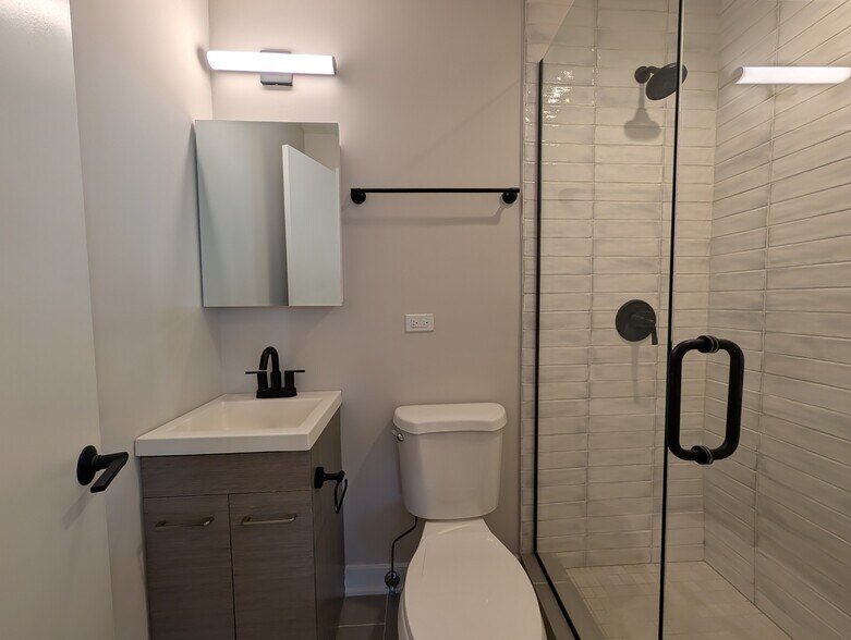 Building Photo - 648 W Wrightwood Ave