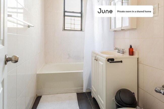 Building Photo - Private bedroom in 4 bed/1 bath Home