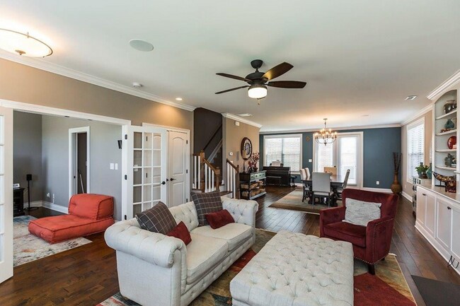 Building Photo - Beautiful corner-lot townhome in the heart of Beaumont Park