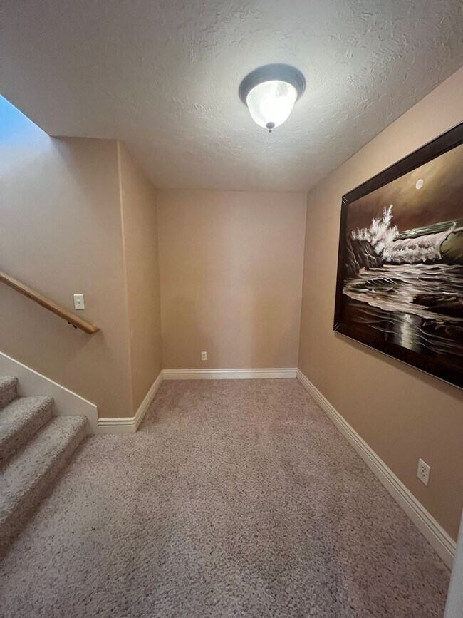 Building Photo - Stunning 5 bed 3.5 bath twin-home on the R...