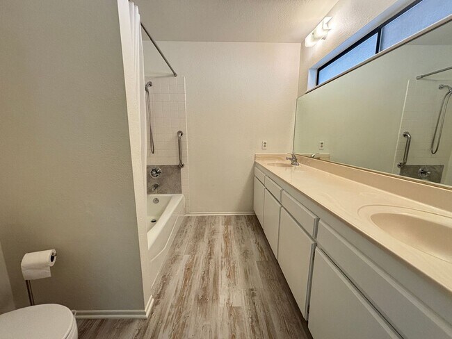 Building Photo - Charming East Lancaster Home