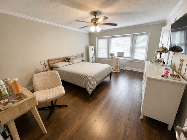 Building Photo - NOW LEASING FOR AUGUST 7TH 2026! 1/2 DEPOSIT SPECIAL