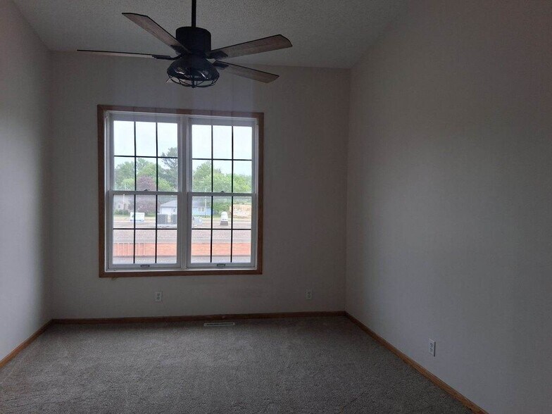 Building Photo - 112 Main St S