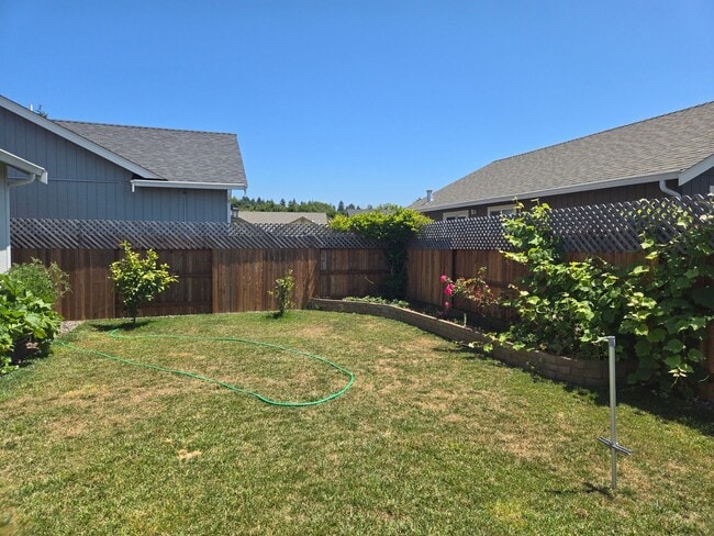 Building Photo - Recently constructed McKinleyville home fe...