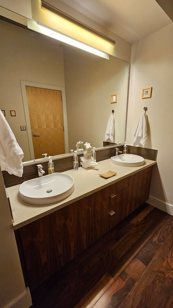 Building Photo - Incredible Top-Floor 1BR with Skyline View...