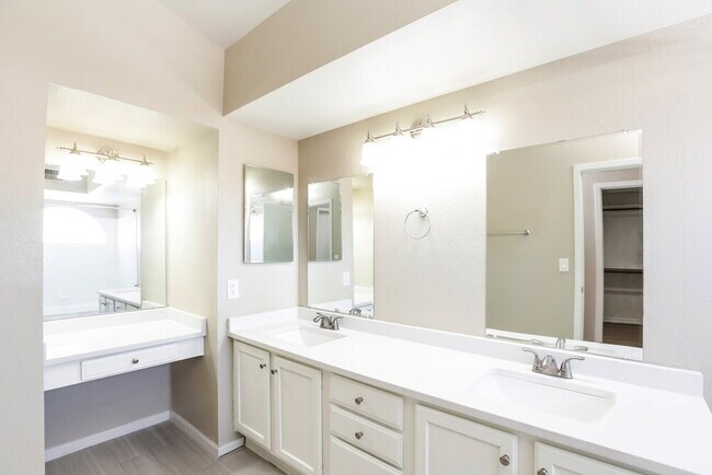 Building Photo - 7922 W Laurel Ln