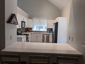 Building Photo - 3 bed 2.5 bath, Walk to Blakeney