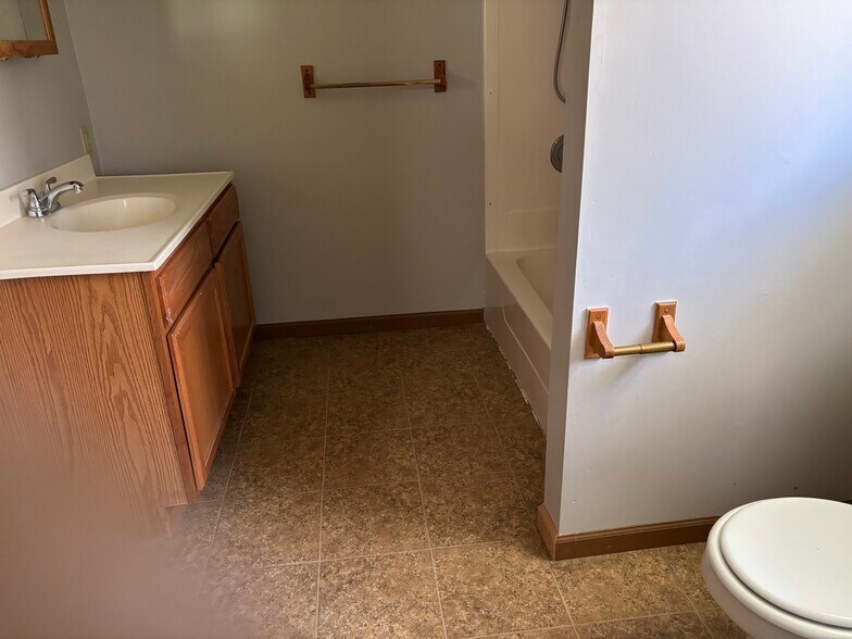 Building Photo - 4937 N River Rd