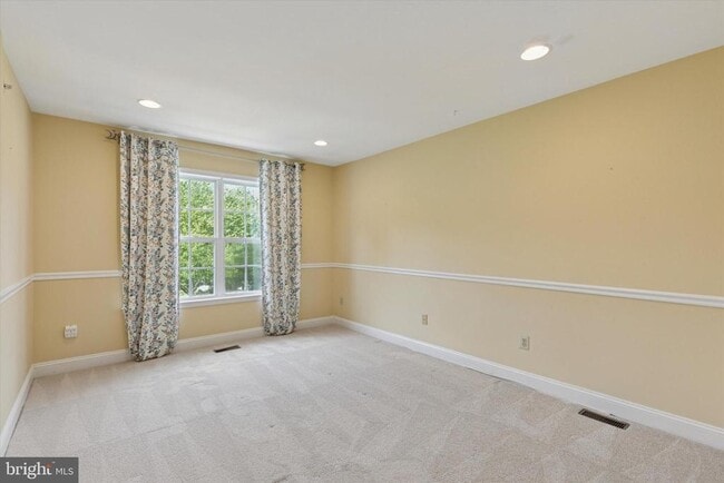 Building Photo - 821 Creekview Dr